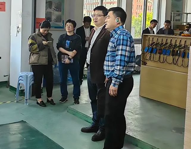 市經(jīng)信局副局長楊雄文帶隊(duì)，蒼南縣經(jīng)信局趙局、壽局陪同來公司調(diào)研的新聞圖片